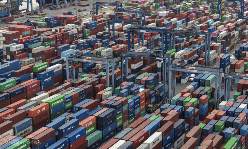 74 priority customs enterprises generate nearly 165 billion USD in import-export turnover