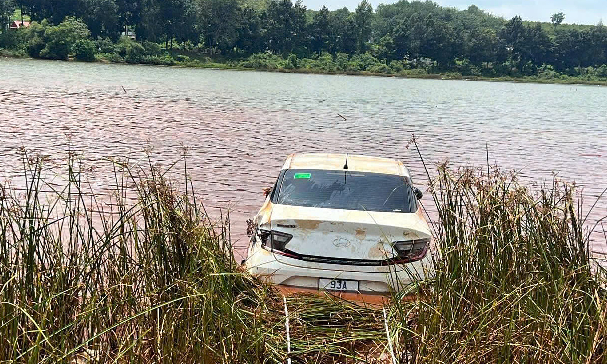 Car swept away by flood found in Dong Nai, 7 meters deep in lake