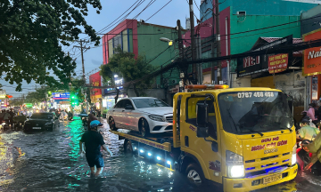 Numerous flights delayed at Tan Son Nhat due to heavy rain