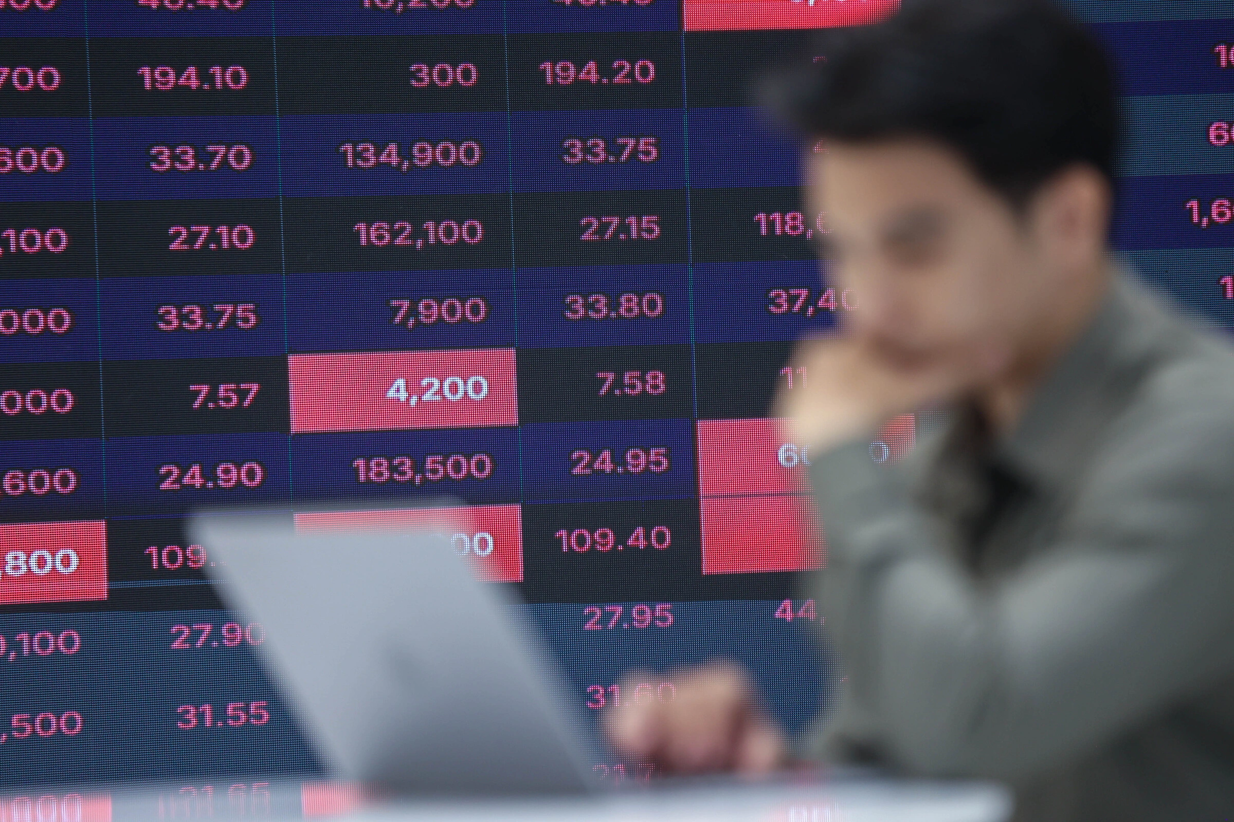 VN-Index drops 64 points this month