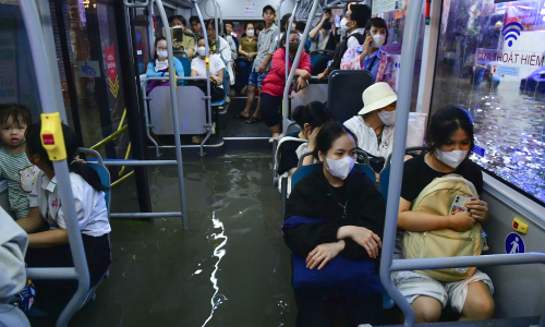 Water floods buses, shops after heavy rain in Ho Chi Minh City