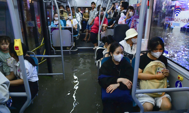 Water floods buses, shops after heavy rain in Ho Chi Minh City