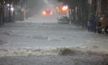 Heavy downpour during rush hour paralyzes Ho Chi Minh City traffic