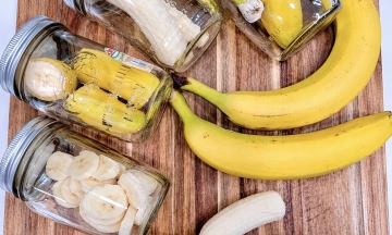 Keeping bananas fresh for 16 days with a sealed jar