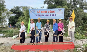 Nearly 30 Hy vong bridges connect riverbanks