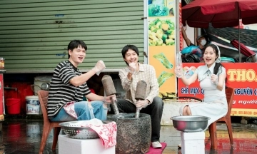 Den, Tuan Cry's hands ache pounding squid with 15 kg pestles