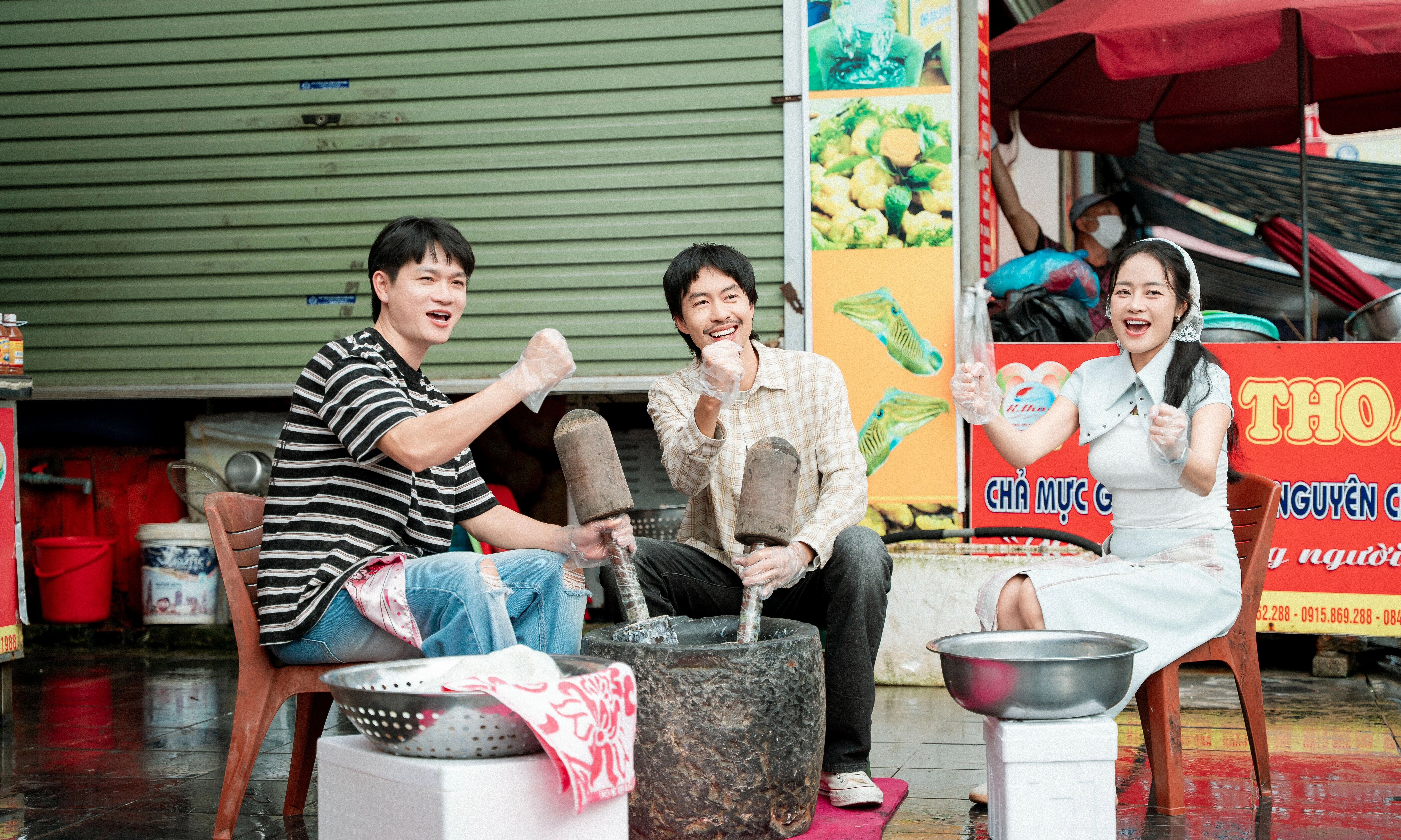 Den, Tuan Cry's hands ache pounding squid with 15 kg pestles