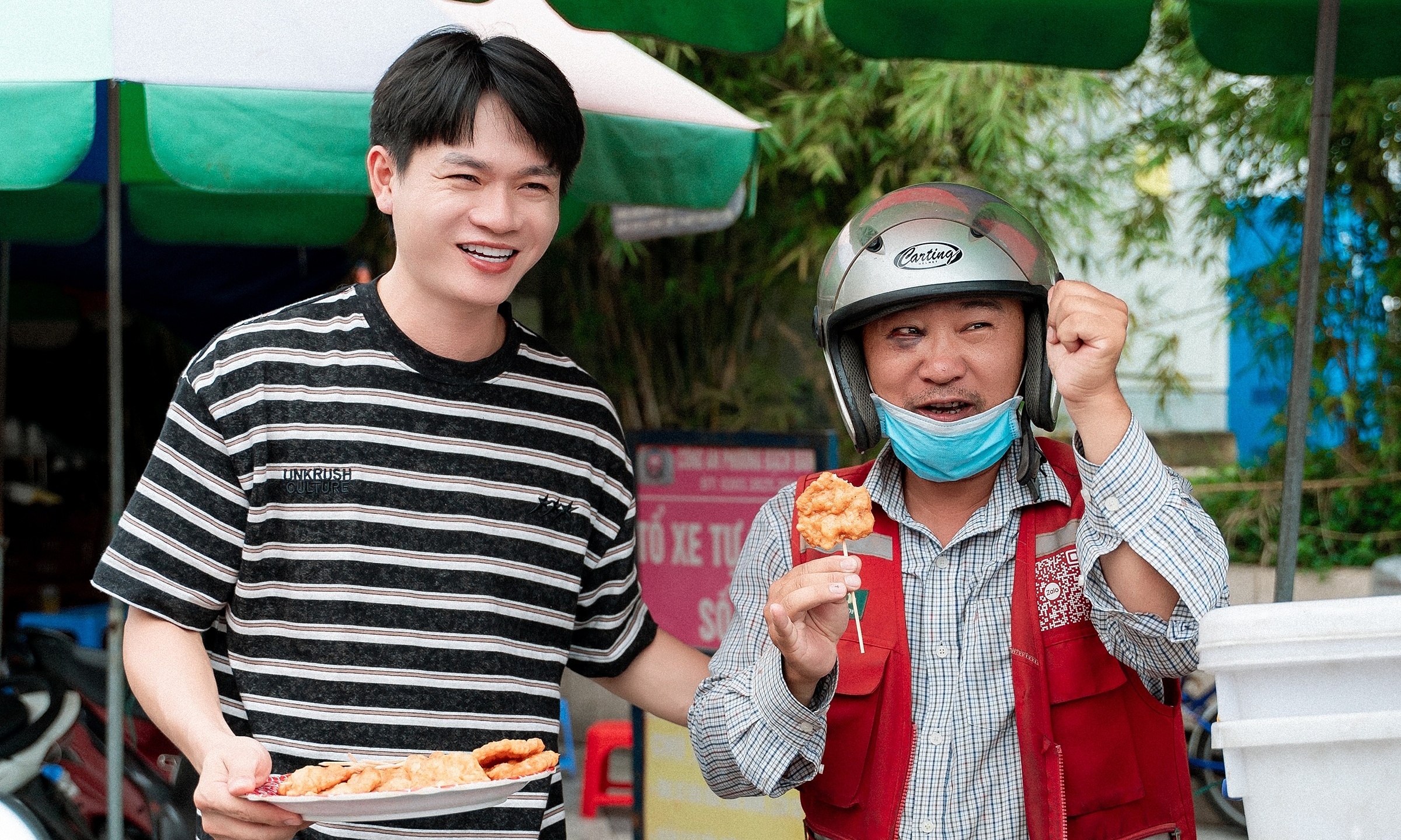Den, Tuan Cry invite shippers, drivers to enjoy handmade squid cakes