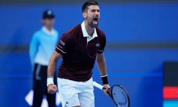 Djokovic extends winning streak in Beijing