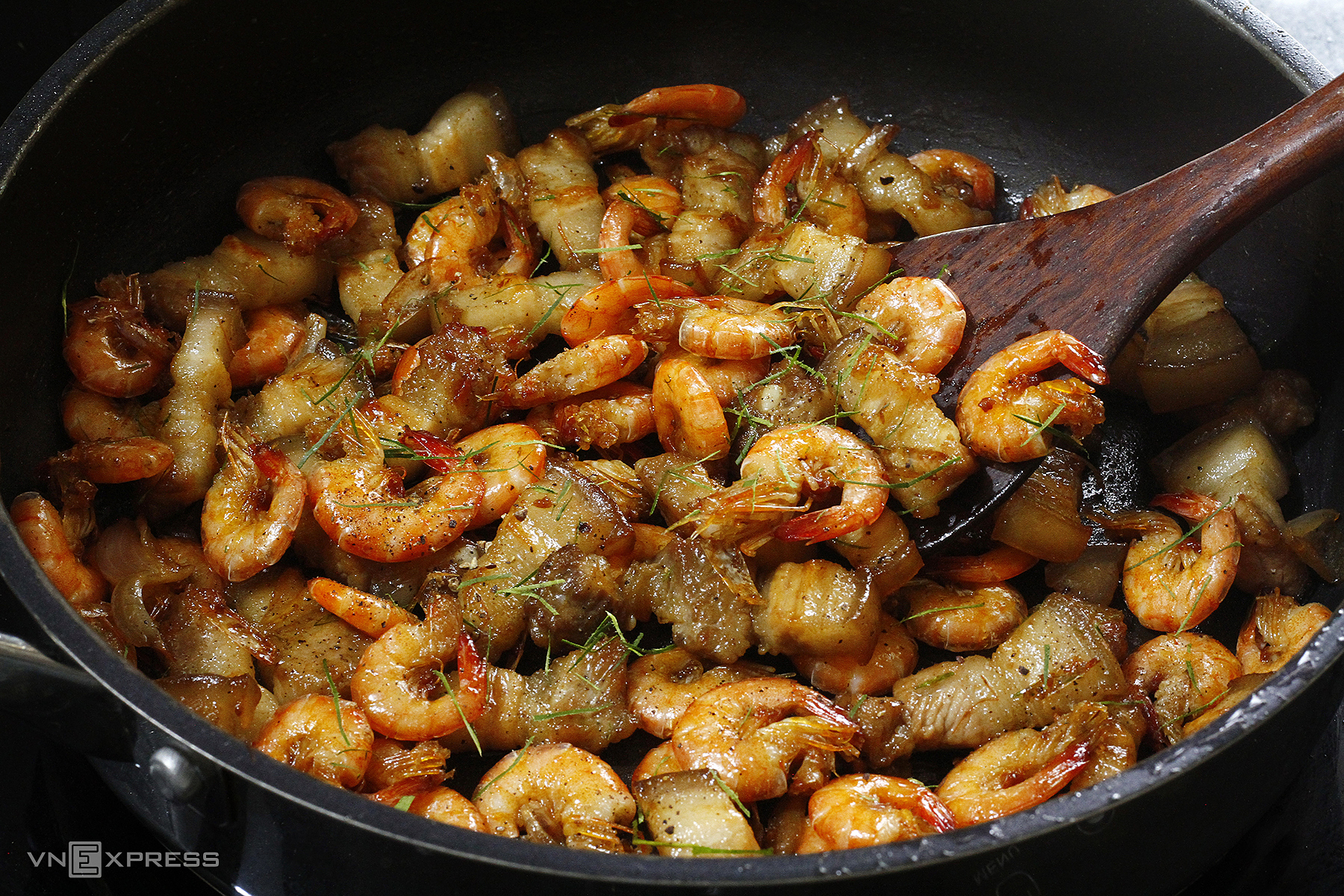 Seasoning during cooking or waiting until food is done to reduce salt?