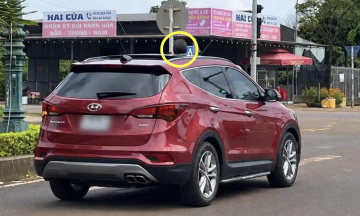 Driver fined nearly VND 6 million for child sticking head out of sunroof