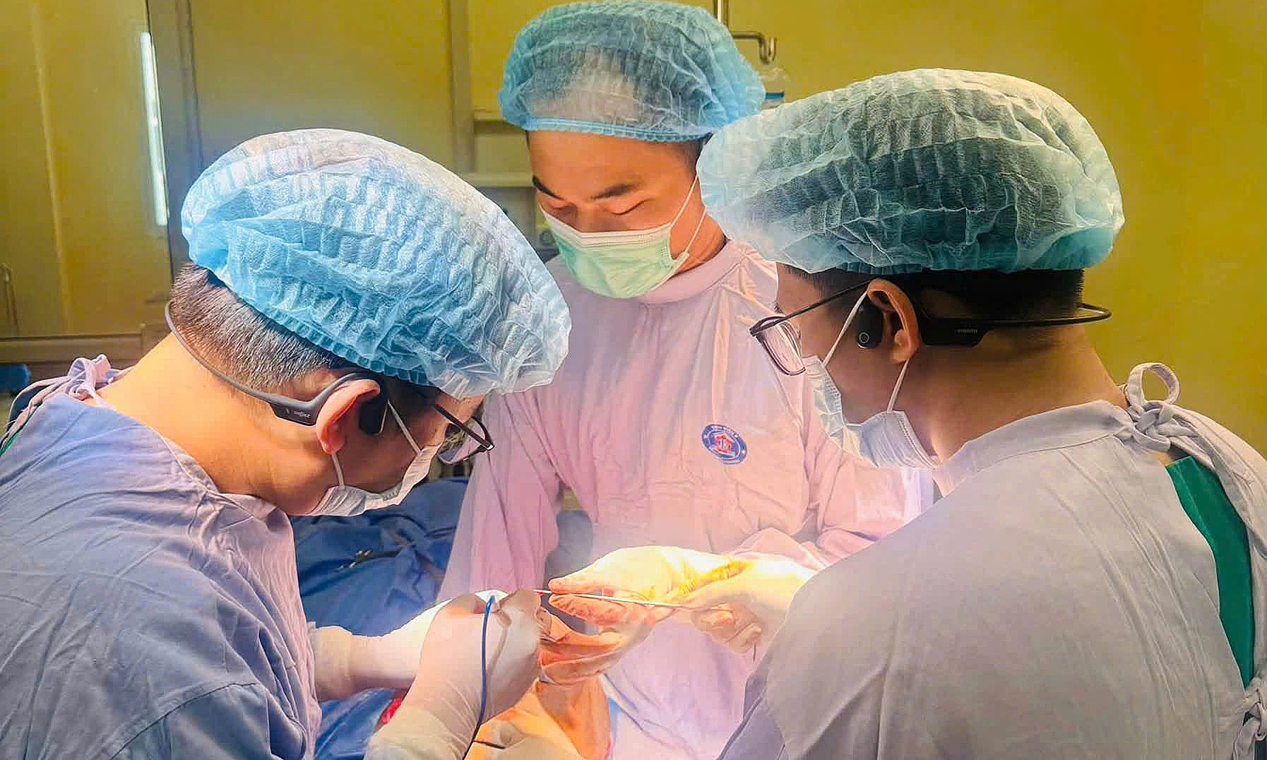 Doctors strive to save the leg of a young woman with malignant bone cancer