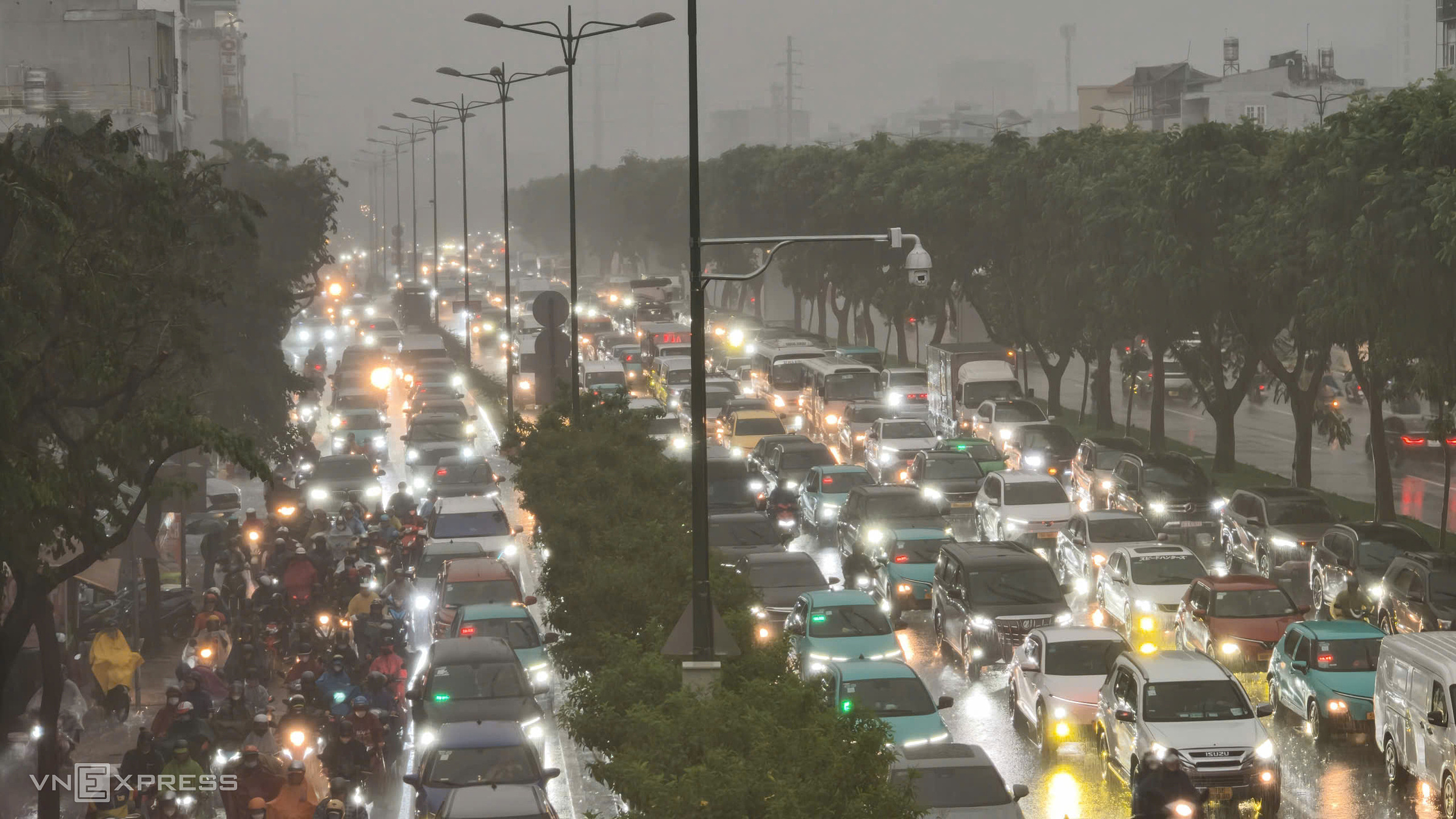 TP HCM hit by torrential rain, over 3 km of Tan Son Nhat gateway road gridlocked