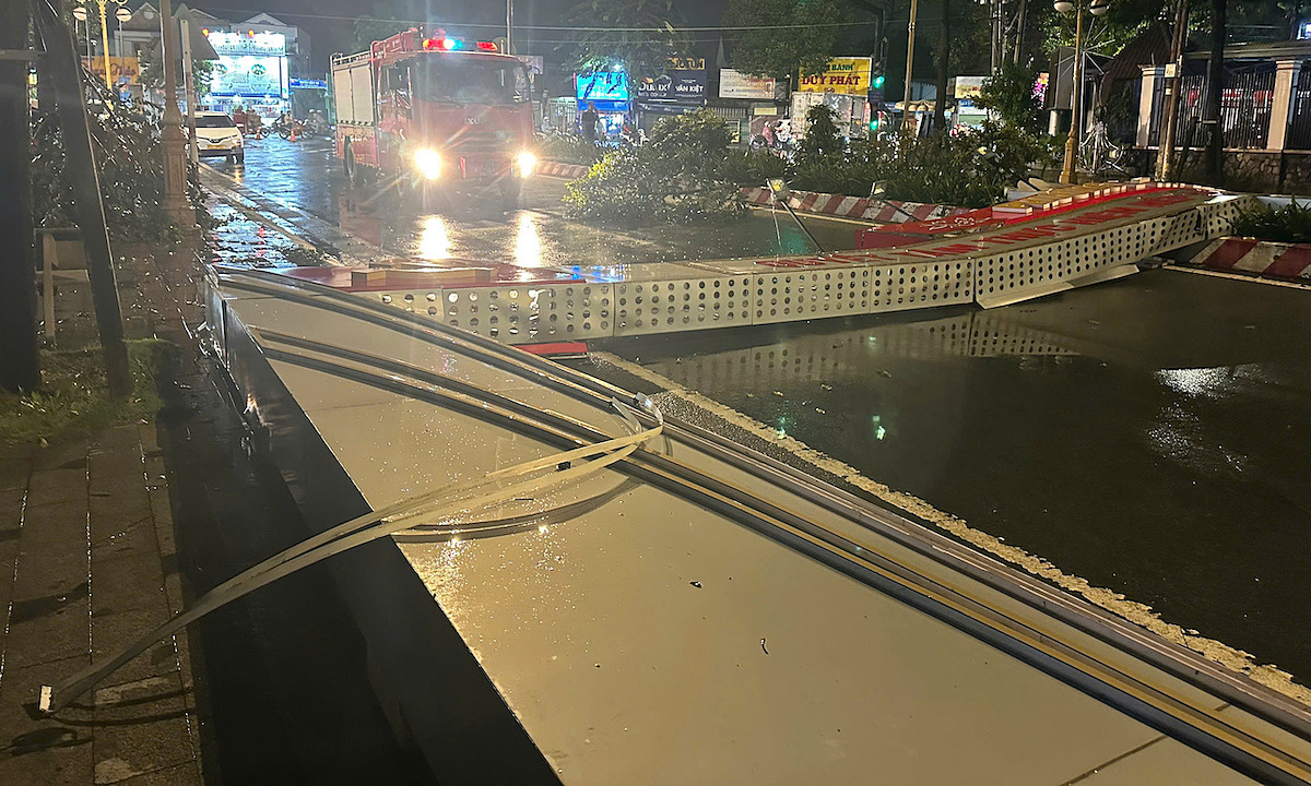 Welcome gate collapses in Ho Chi Minh City during heavy rain
