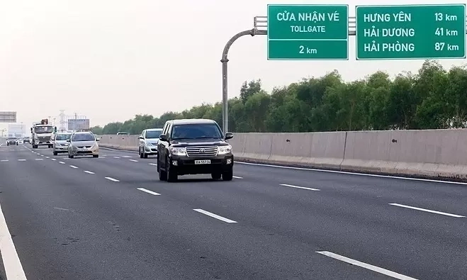 Proposal to reduce Hanoi - Hai Phong expressway tolls to attract container trucks