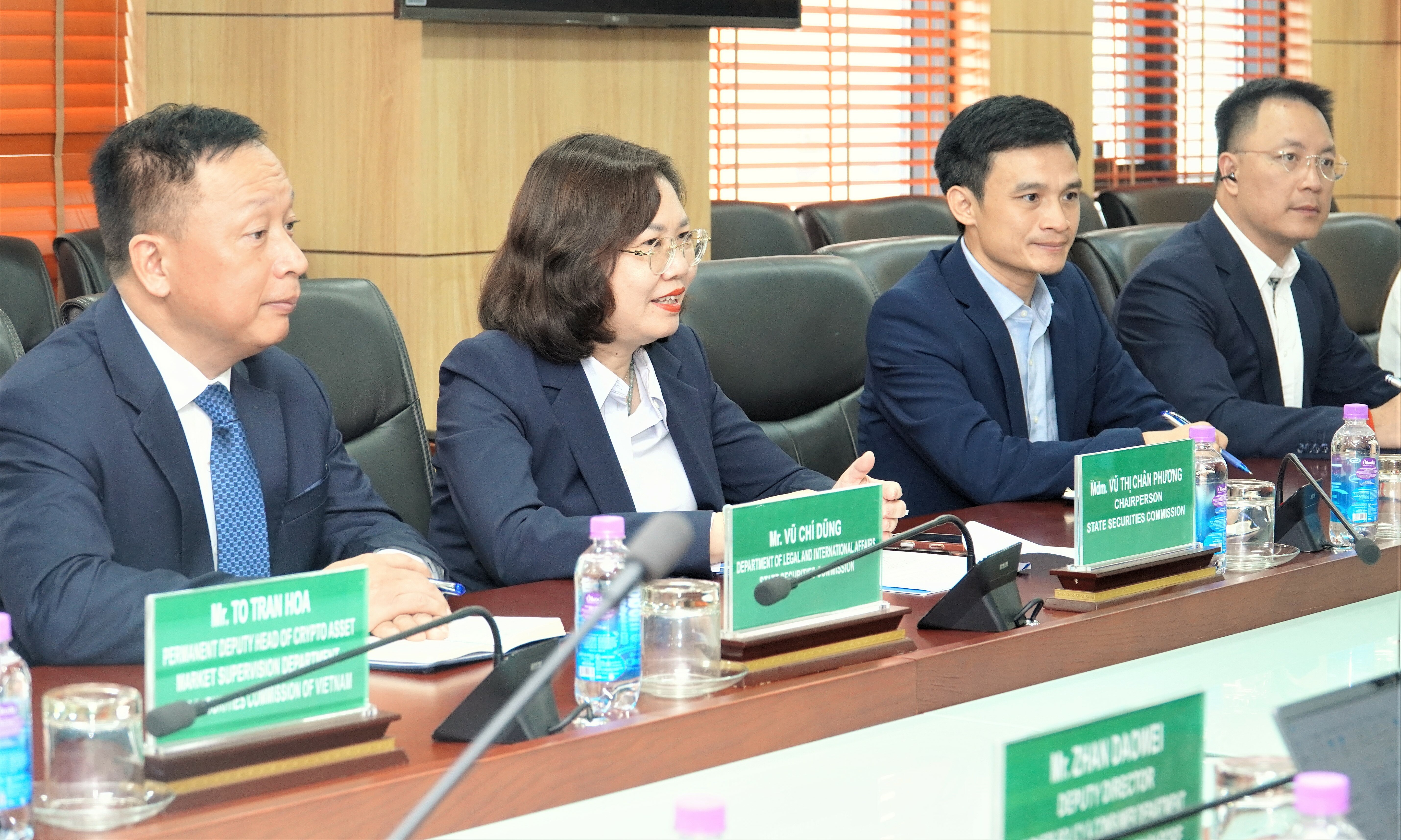 Vietnam and Singapore sign memorandum to list shares on each other's exchanges