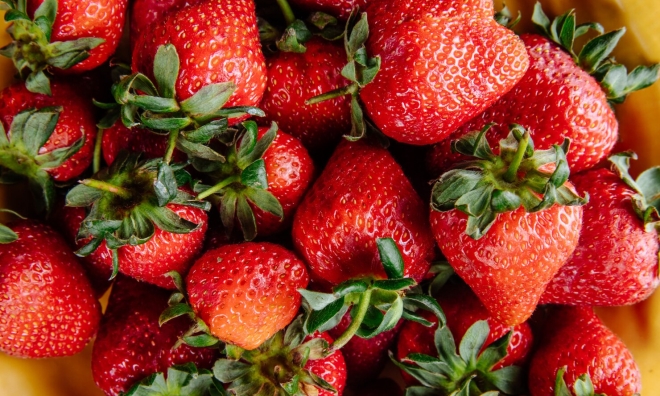 4 low-sugar fruits good for gut health