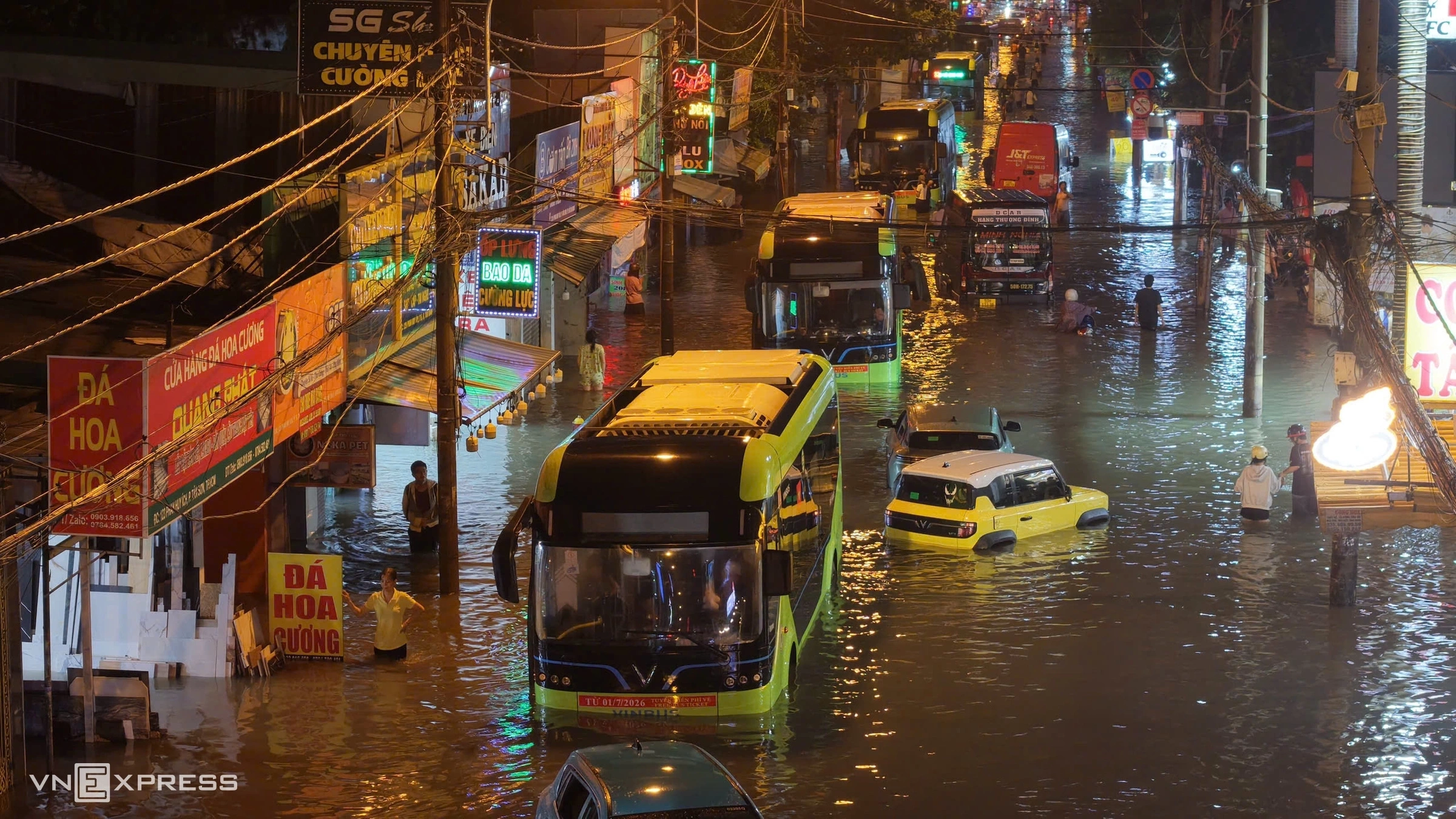 Flooding on Phan Huy Ich street, water inundates bus linked to Tham Luong canal construction