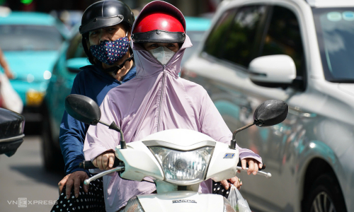 Hanoi still hot at 38 degrees Celsius in mid-autumn