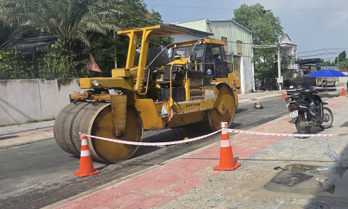 Male worker crushed to death by road roller in Ho Chi Minh City