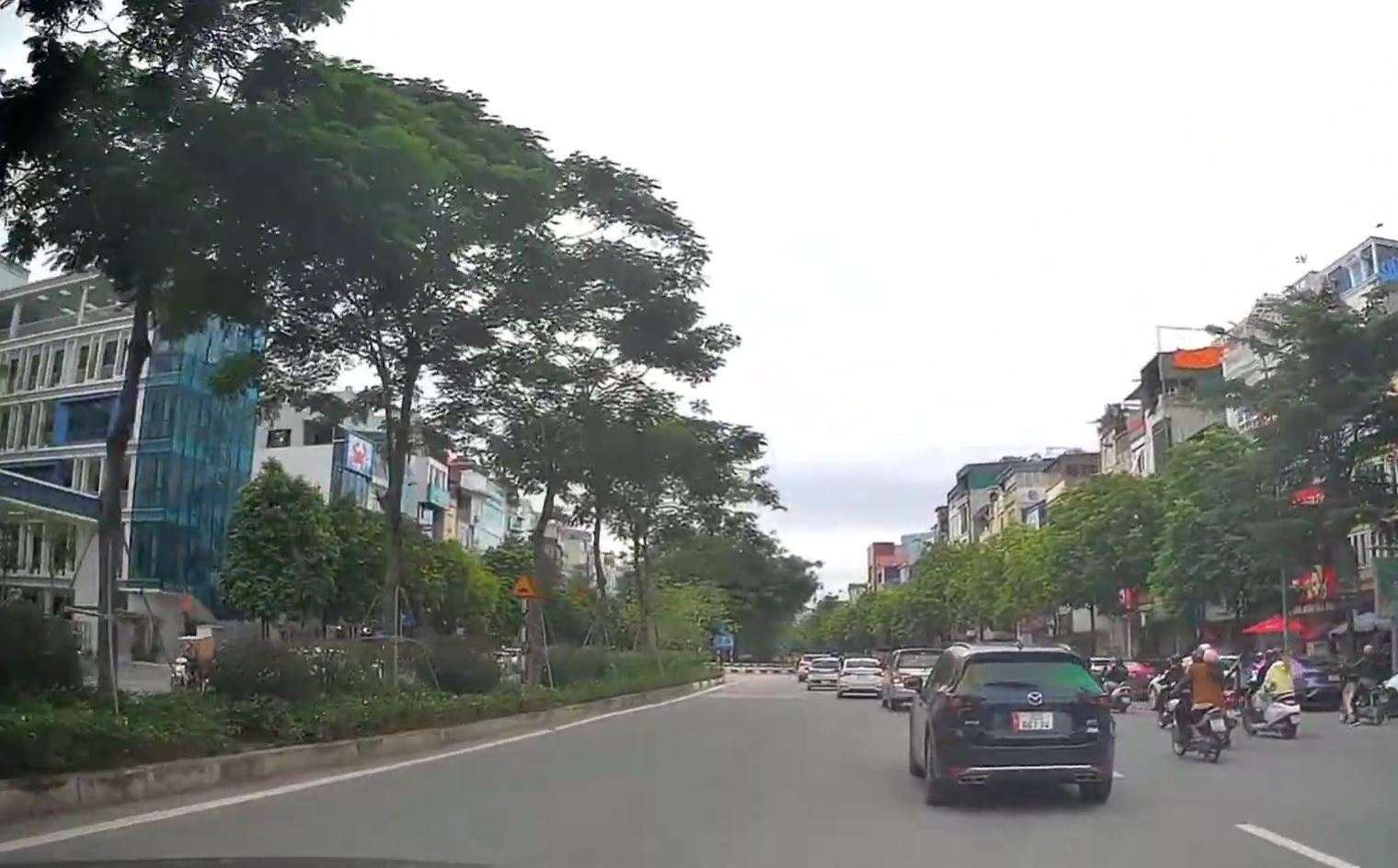 Hanoi to trim median, widen O Cho Dua road