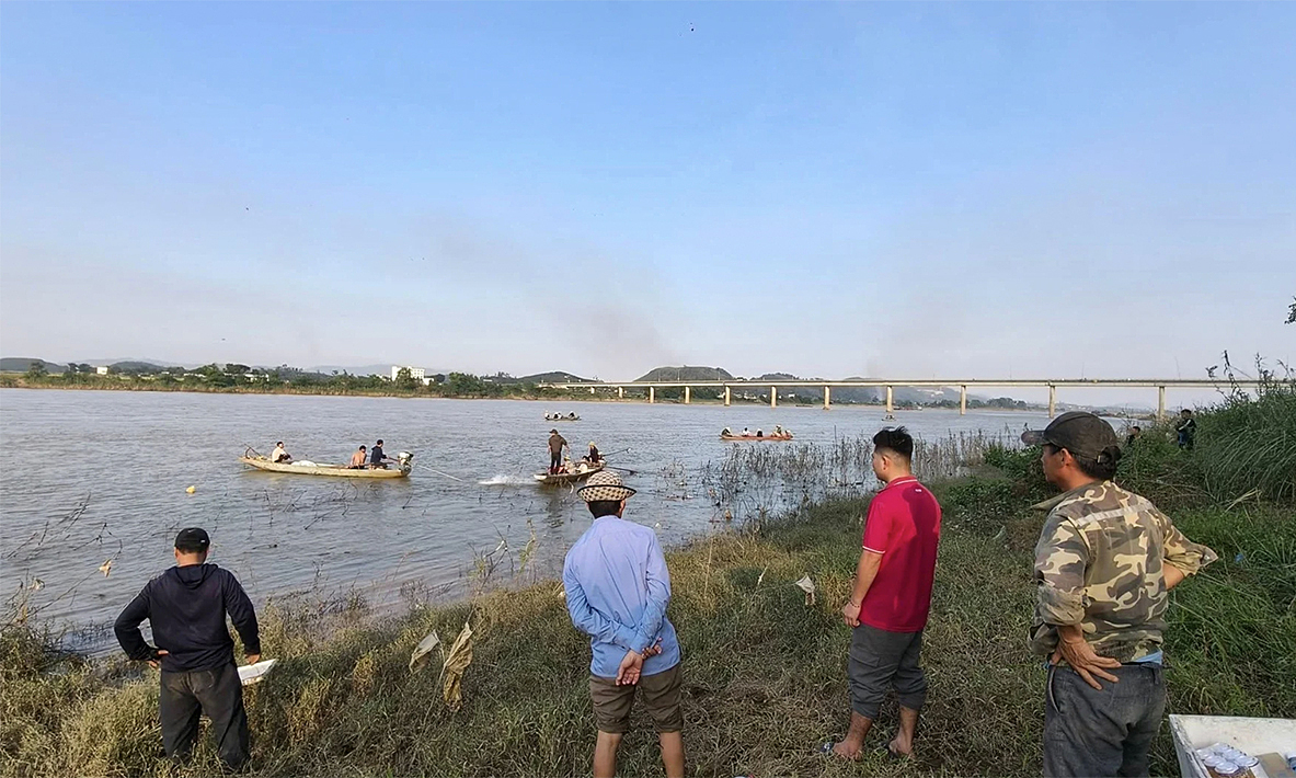 Boat capsizes on Lam River, couple missing