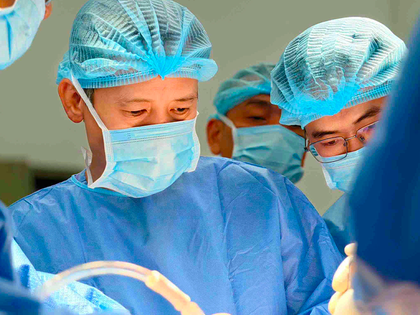 Viet Duc Hospital performs first robot-assisted knee replacement
