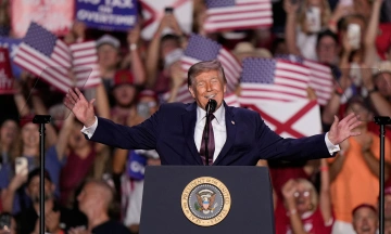 Trump pledges USD 1 trillion to public if Republicans win midterm elections
