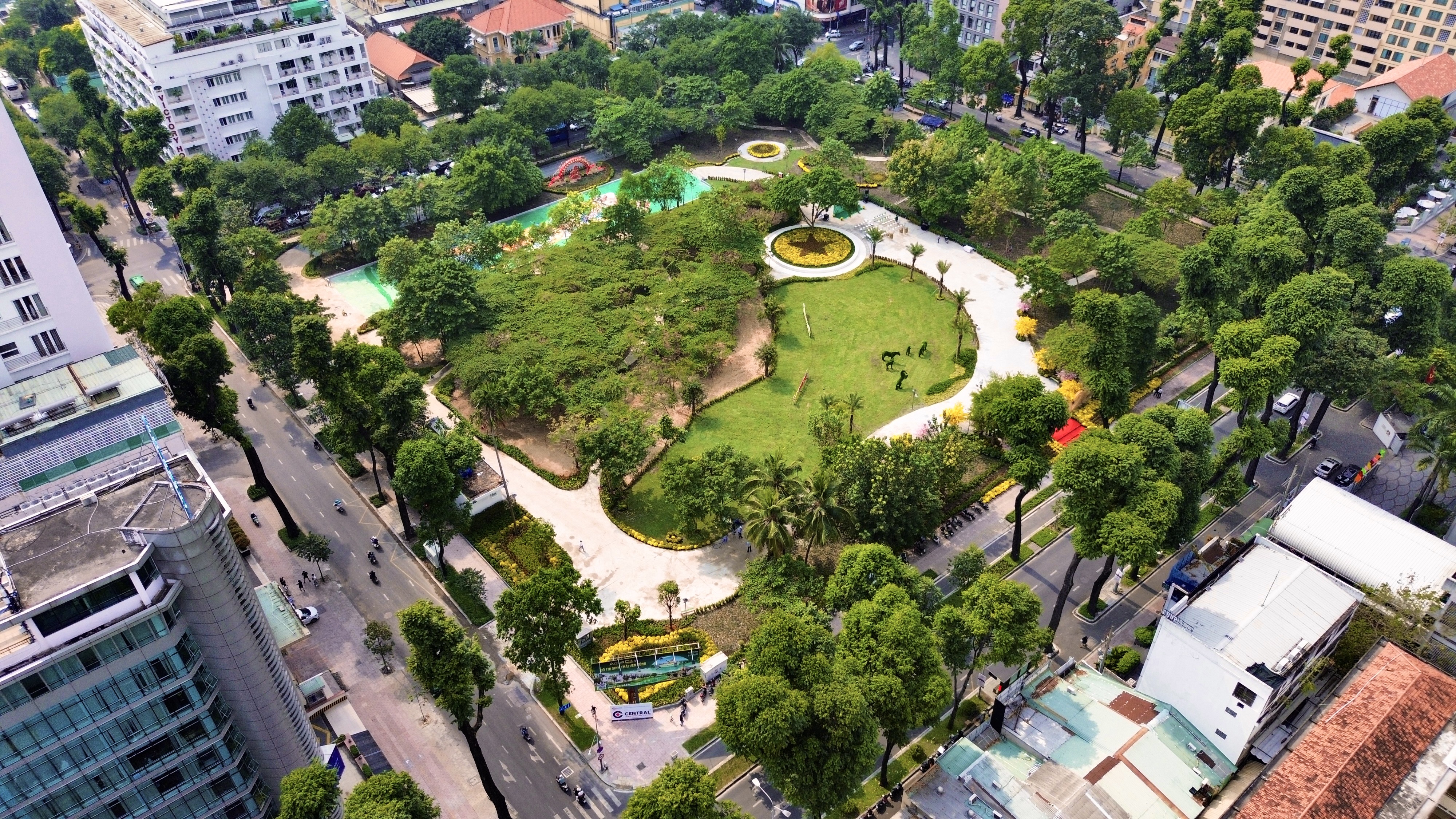 Ho Chi Minh City allows two-way motorbike traffic on Vo Van Tan street