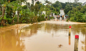 Water rises over one meter, prompting evacuation of many households and tourists in Lam Dong