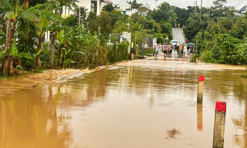 Water rises over one meter, prompting evacuation of many households and tourists in Lam Dong