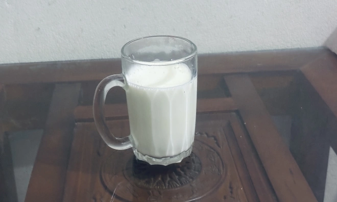 Why older adults should drink a glass of milk in the evening