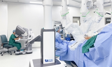 Thymoma compresses heart