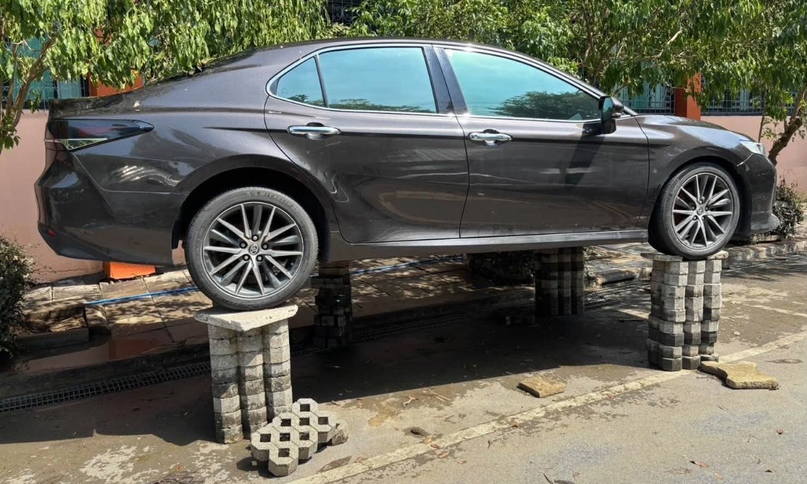Car escapes flood thanks to half-meter-high brick stacks