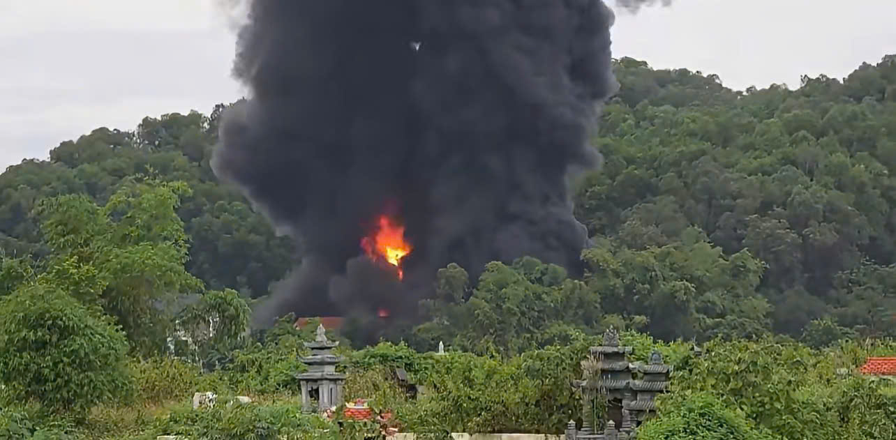 Motorcycle parts plastic workshop catches fire in Hanoi's suburbs
