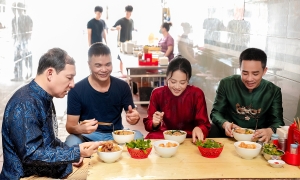 Comedian Quang Thang spontaneously recites poetry about banh da cua