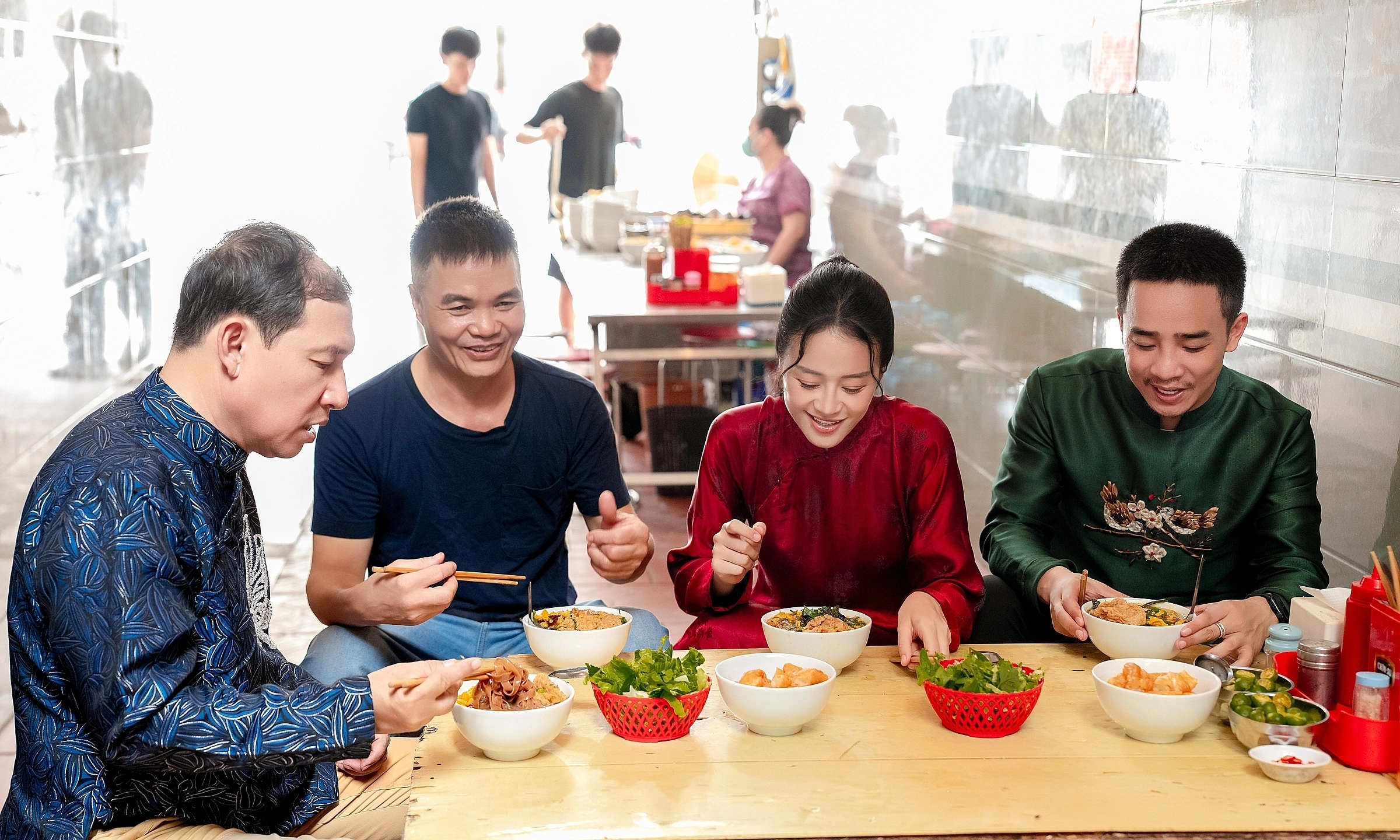 Comedian Quang Thang spontaneously recites poetry about banh da cua