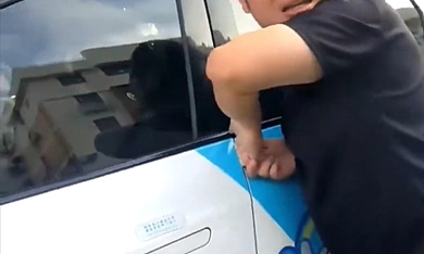Passenger's fingers trapped in self-driving car door