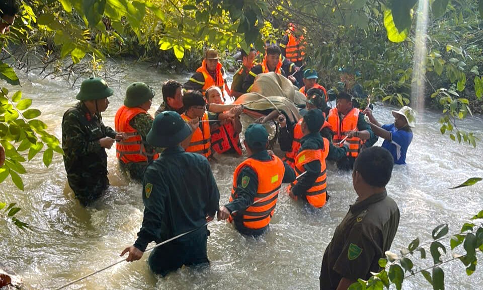 Flash flood sweeps away two campers, one fatality confirmed